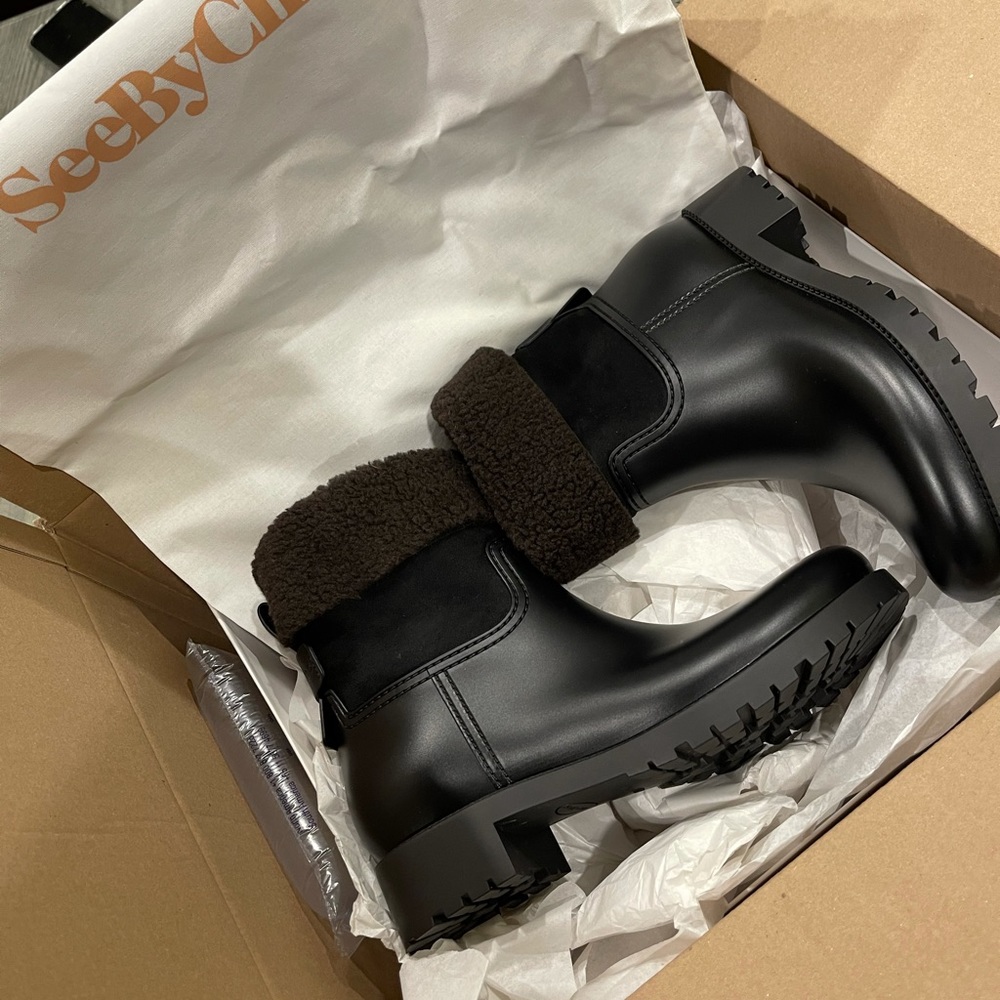I want to sell my brand new shoes. I ordered them bt its big on me. - Picture 3 of 3